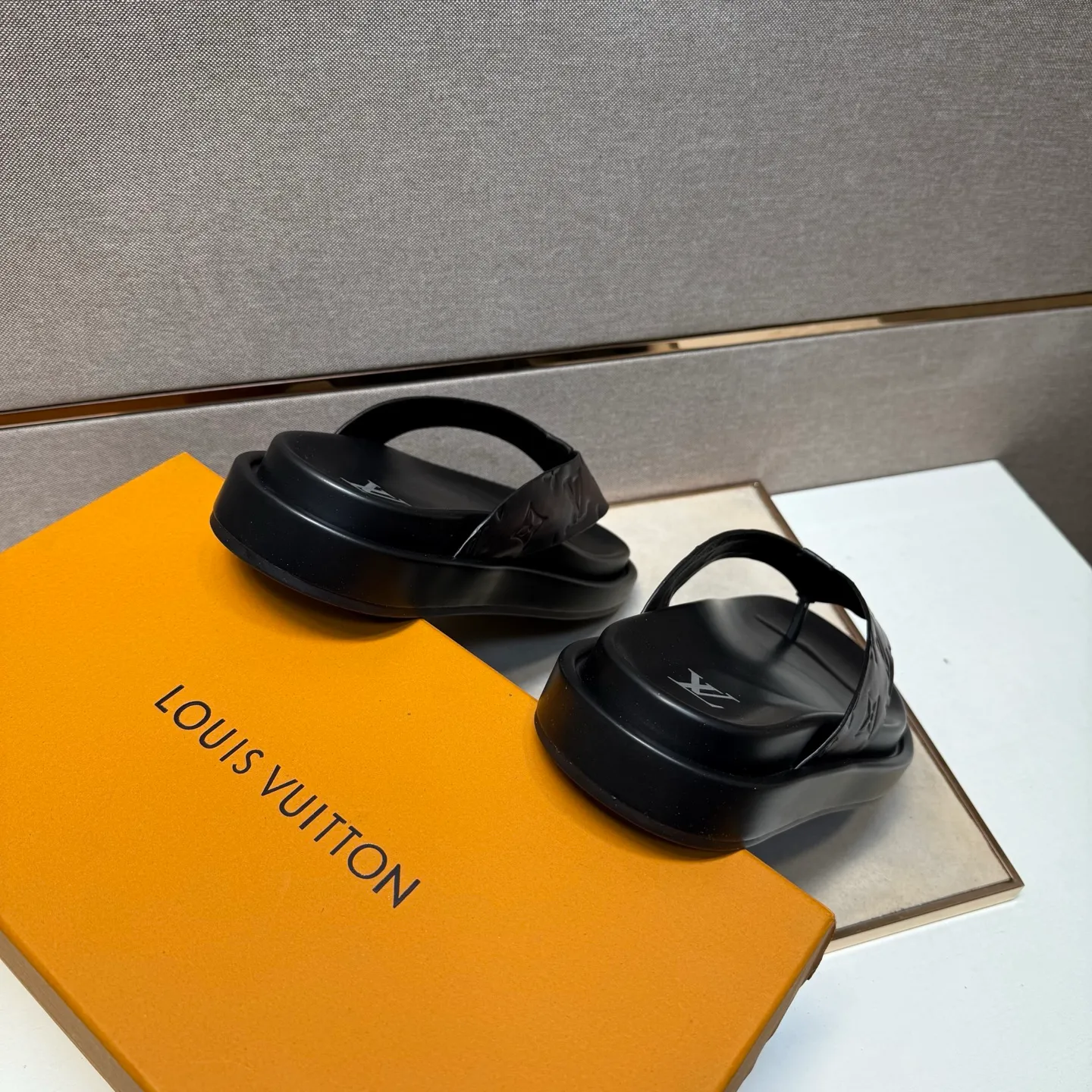 ⬛️Men's shoes 💰p400 [LV～] Men's casual slippers 2025z cabinet sales simultaneously 🔶Size: 39-44#️⃣ 🔷4 colors🔜The upper is made of cowhide stitching➕Genuine leather lining, comfortable and breathable, sole: original comfortable and wear-resistant outsole, ⚠️Real 📱Photographed🎬The real thing is better📢📢📢